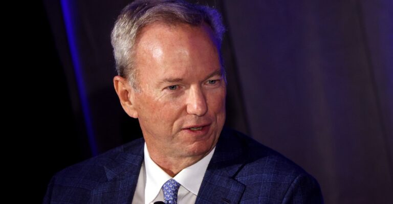IA gera polêmica: ex-CEO do Google é vaiado em formatura nos EUA